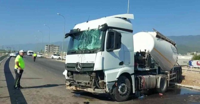Hatay’da sıkıştırılan beton mikseri kaza yaptı: 1 yaralı