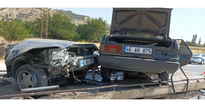 Otomobil ikiye bölündü, sürücü yaralandı
