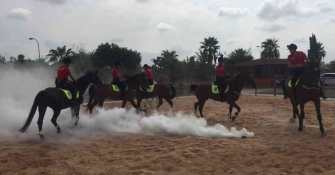 Atlı polisin toplumsal olaya müdahale tatbikatı gerçeği aratmadı