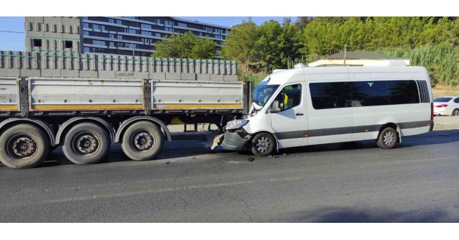 Tur minibüsü park halindeki tıra arkadan çarptı: 5 yaralı