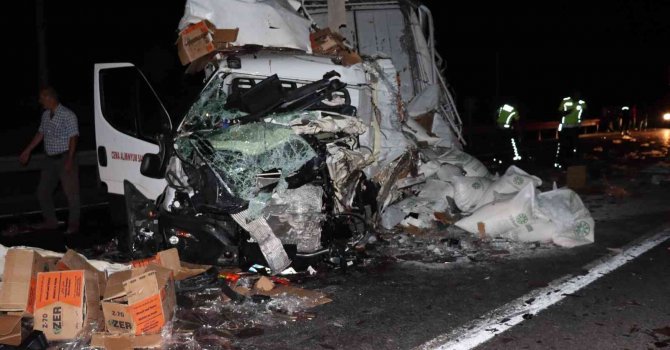 Adana’da lastiği patlayan kamyonet ile tır kafa kafaya çarpıştı: 4 yaralı