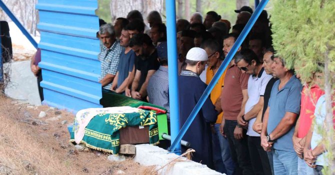 Feci kazada ölen anne ve 1 yaşındaki kızı yan yana toprağa verildi