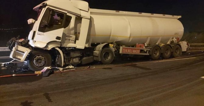 Akaryakıt tankeri tıra arkadan çarptı: 1 ölü