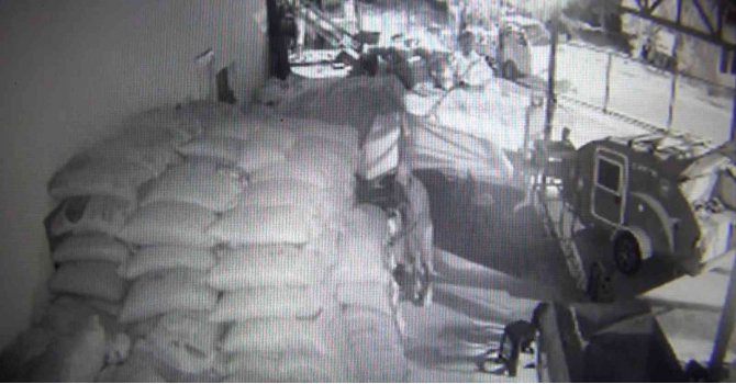 Hırsızlar 5 dakikada 20 bin liralık harnup çaldı