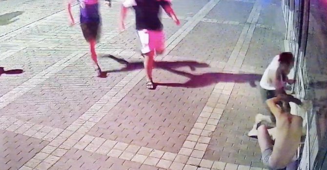 Üzerinde sadece iç çamaşırıyla işyerinin kapısına ihtiyaç giderirken "Hırsız" zannedilip darp edildi