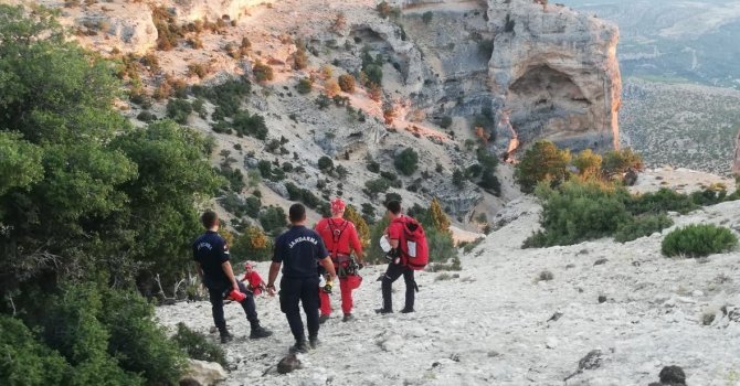 Keçileri kurtarmak isterken mahsur kaldı, ekipler kurtardı