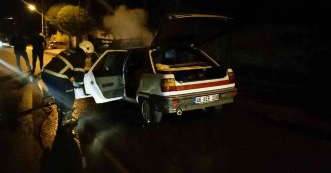 Seyir halindeki otomobil alev aldı