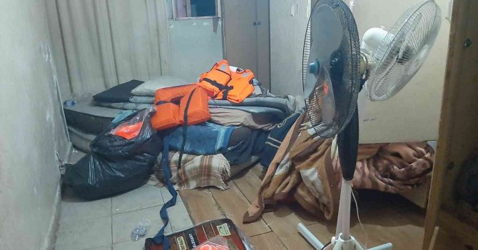 Göçmen kaçakçısı gizlendiği evde yakalandı