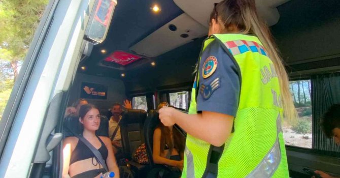 Kaş’ta yolcu taşıyan araçlar denetlendi