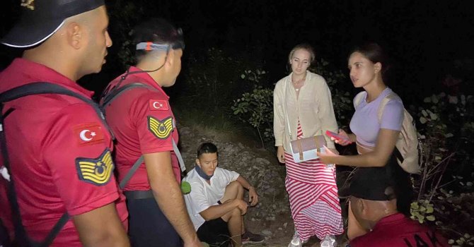 Yolunu kaybedip dağda mahsur kalan 3 turist jandarma tarafından kurtarıldı
