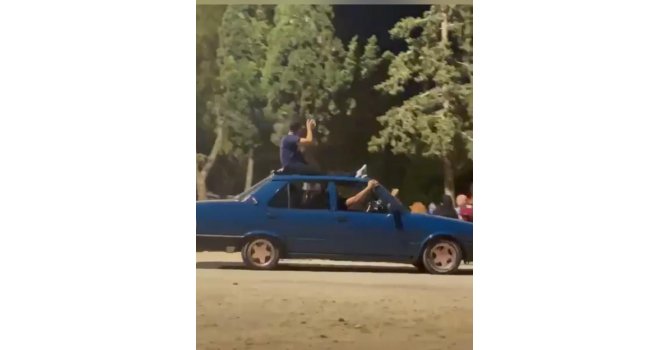 Otomobil tavanında tehlikeli yolculuk