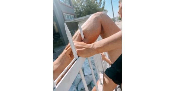 Bacağına korkuluk demiri saplandı