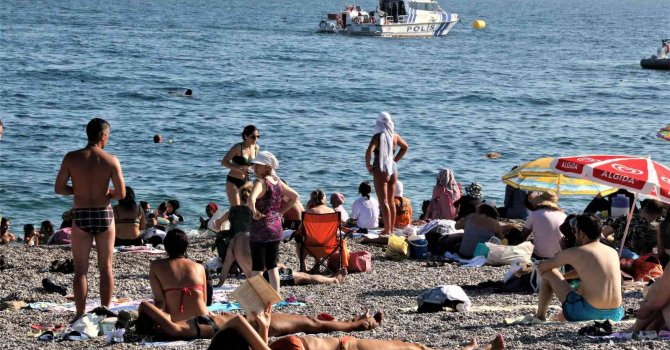 Boğulma ihbarı üzerine sahile gelen polisler bile keyiflerini bozamadı