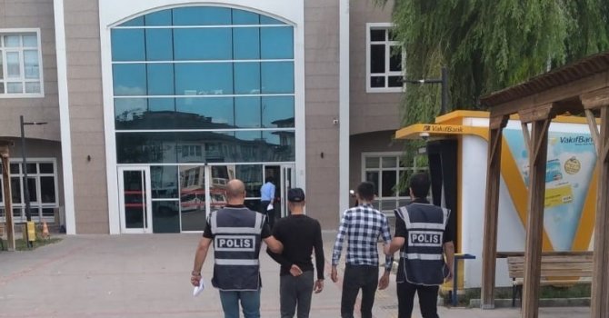 Vakıf binasından elektronik eşya çalan 2 şüpheli tutuklandı