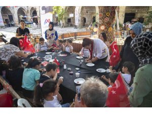 Zafer Bayramını taş boyayarak kutladılar