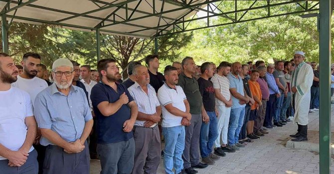 Kazada can veren üniversiteli kızın tabutu üzerine kırmızı duvak örtüldü