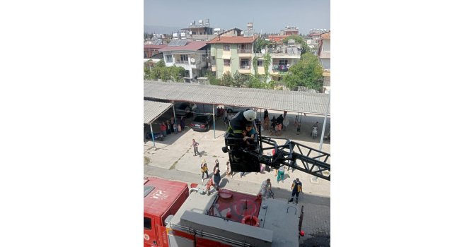 Hatay’da ev yangınında mahsur kalan çocukları itfaiye kurtardı