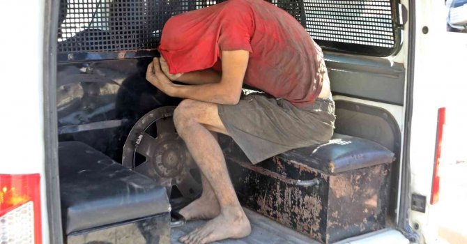 Drenaj kanalına giren hırsızlık şüphelisi, kapağın kapatılmasıyla içeride mahsur kaldı