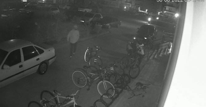 Bisiklet hırsızı güvenlik kamerasında