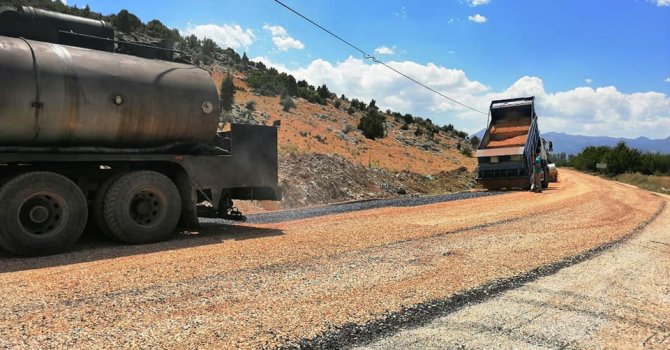 Elmalı’da mahalle ve yayla yollarına bakım yapılıyor