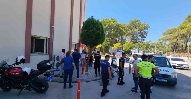 Tedavi için hastaneye gelen husumetlilerini bıçaklayan kadın tutuklandı