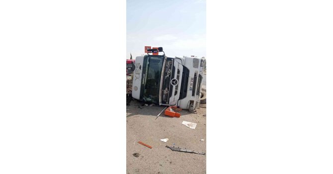 Direksiyon hakimiyeti kaybolan kamyon böyle devrildi