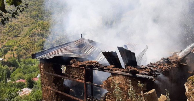 Köydeki yanan eve helikopterli müdahale