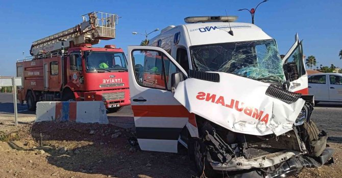 Antalya’da ambulans ile midibüs çarpıştı: 2 yaralı