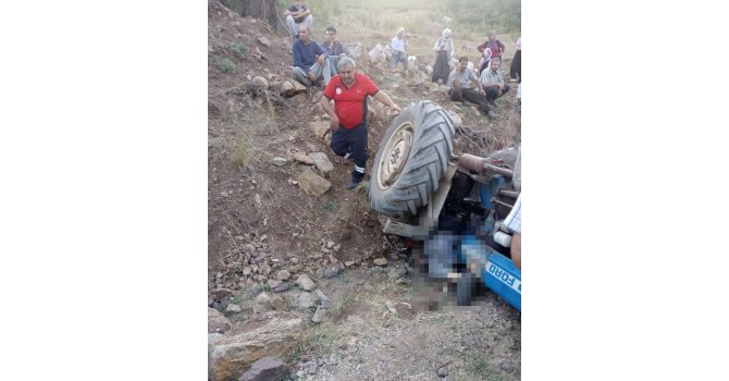 Traktörün altında kalan vatandaş, hayatını kaybetti