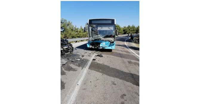 Tarsus’ta otomobil belediye otobüsü ile çarpıştı: 3 yaralı