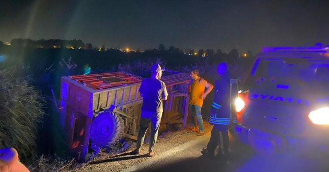 Devrilen römorkörde sıkışan kadını itfaiye ekibi kurtardı