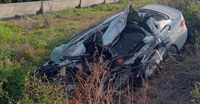 Otomobil belediye otobüsüyle kafa kafaya çarpıştı: 1 ölü