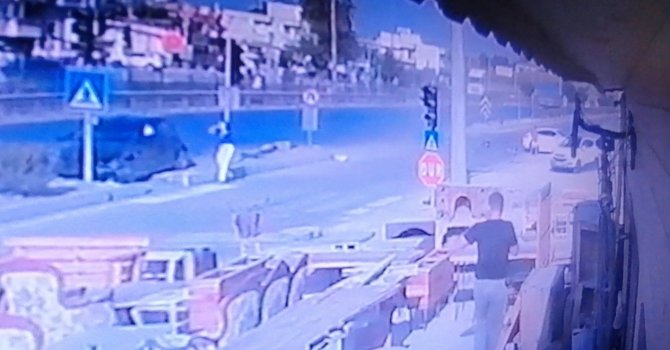 Lüks otomobillerin kazasında kadın sürücü ölümden döndü, yaşadığı korku kameraya yansıdı