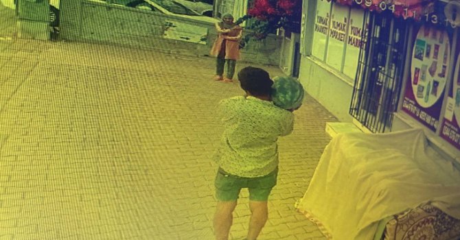 Tezgahtaki karpuzu çalmak için omuzladı, karşısındaki kadını görünce dondu kaldı