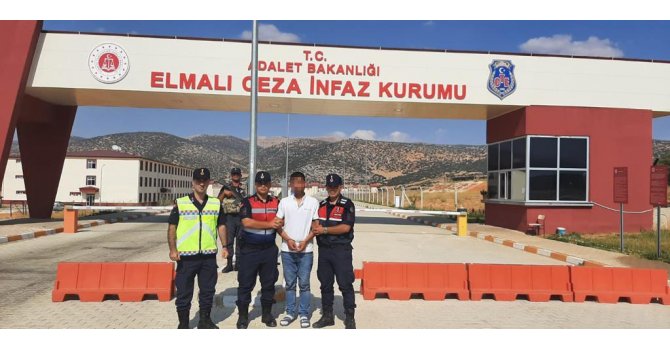 Antalya’da 6 yıl hapis cezası bulunan şüpheli jandarmaya takıldı