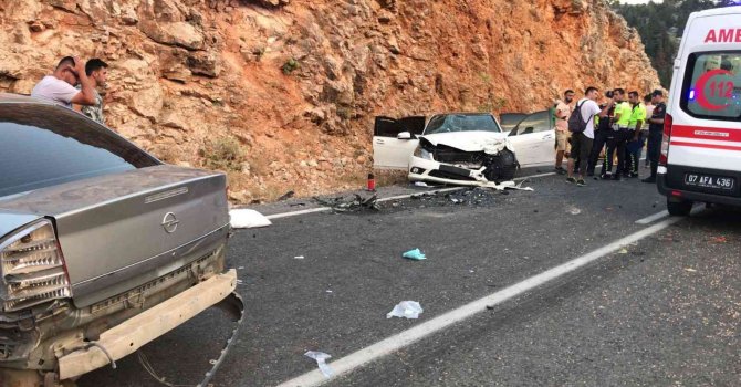 Antalya’da zincirleme trafik kazası: 4 yaralı