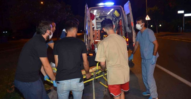 Antalya’da motosiklet orta refüje çarptı: 1 i ağır 2 yaralı