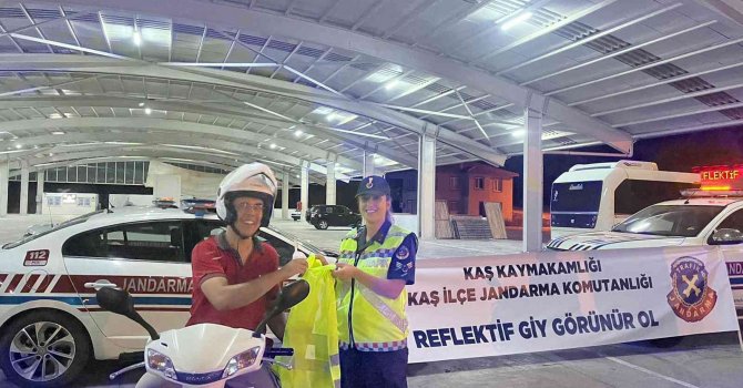 Jandarmadan 50 sürücüye reflektif yelek