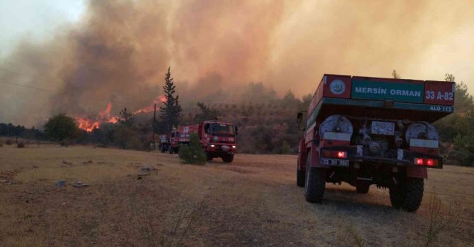 Mersin’deki orman yangınına 3 uçak, 2 helikopterle müdahale ediliyor