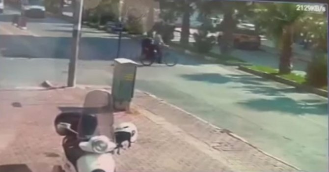 Yaşlı adamın bisikletiyle ölüme gidişi kameraya yansıdı