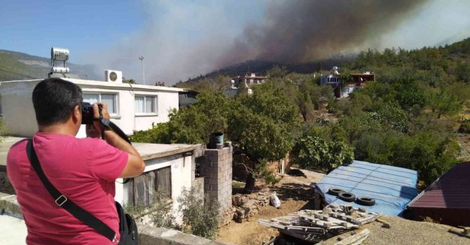 Mersin’deki orman yangını sürüyor: 30 ev tedbiren boşaltıldı