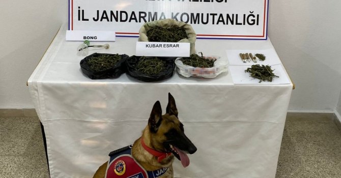 Eve yapılan baskında 1 kilogram kubar esrar ele geçirildi