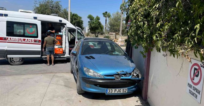 Otomobil okul duvarına çarptı: 3 yaralı