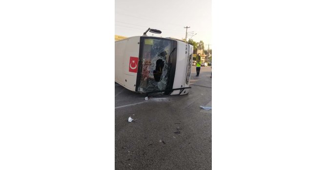 Halk otobüsü ile otomobil çarpıştı, sürücüler yaralandı