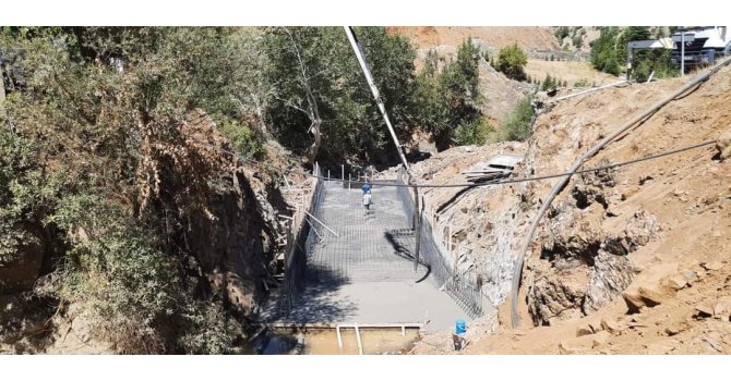 Köprü inşaatında feci ölüm: İskeleden düştü, karnına demir çubuk saplandı