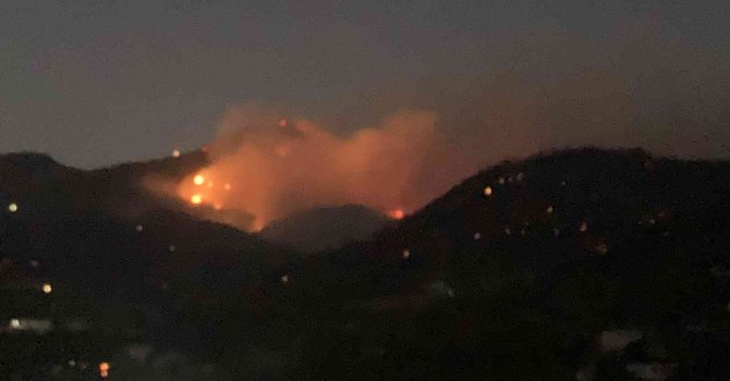 Mersin’deki orman yangını 13 saattir sürüyor: Alevler geceyi aydınlattı