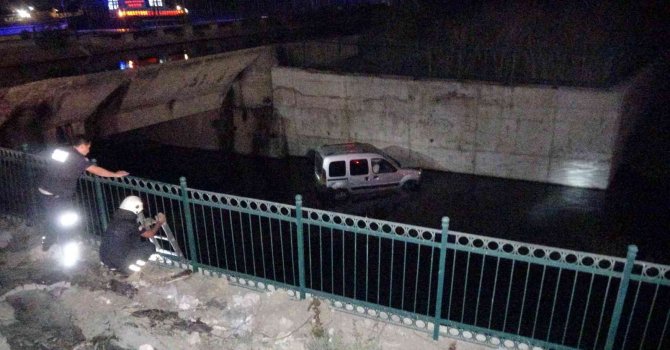 Adana’da hafif ticari araç kanala düştü: 1 yaralı
