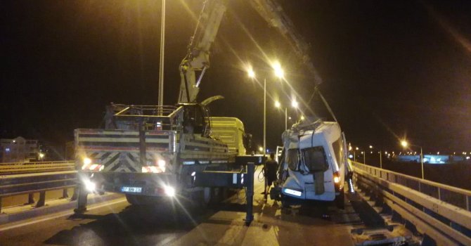 Lastiği patlayan tur minibüsüne kamyon çarptı, 4 turist yaralandı