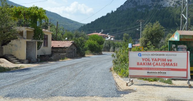 Büyükşehir, Akseki Güçlüköy Mahalle yollarını asfaltlıyor