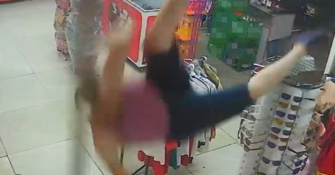 Balkondan marketin içine düştü, görenlerin yürekleri ağızlarına geldi
